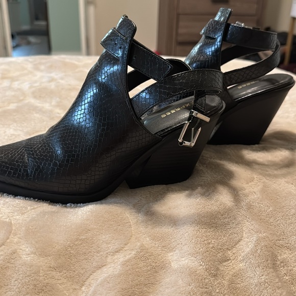 EUC SNAKESKIN BLACK BOOTIES - Picture 4 of 7